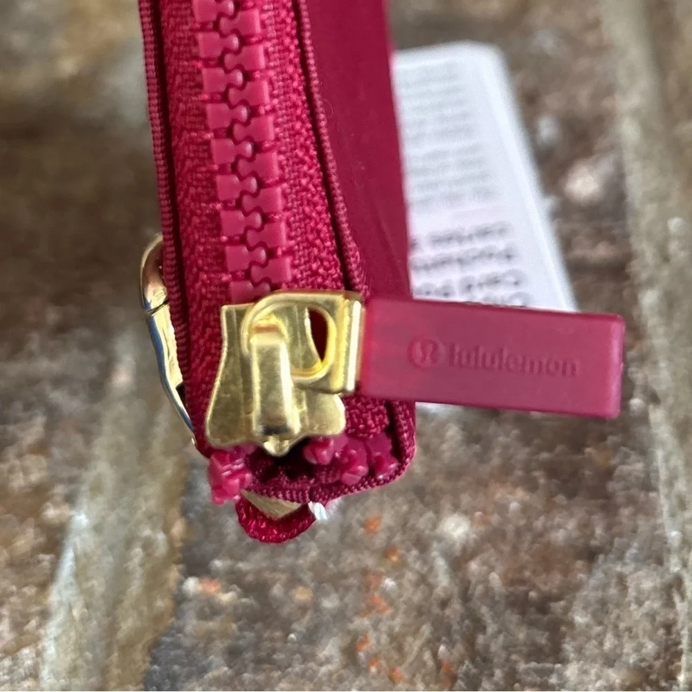 NWT Lululemon Clippable Card Pouch In Berry Rumble/Jewelled Magenta/Gold